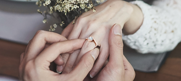 4 Foolproof Ways to Find Her Ring Size without Her Knowing